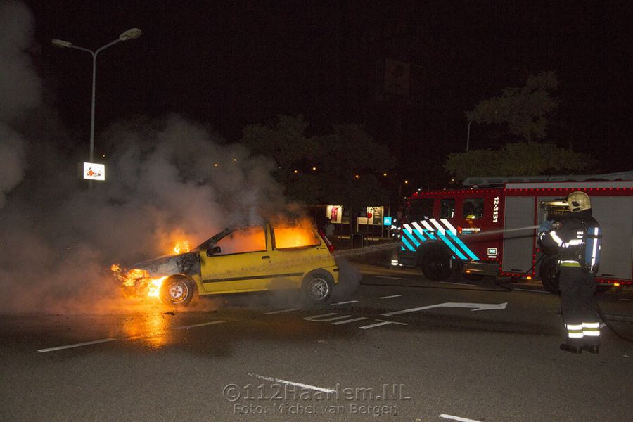 Auto volledig uitgebrand op het parkeerterrein bij de Ikea