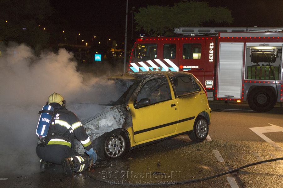 Auto volledig uitgebrand op het parkeerterrein bij de Ikea