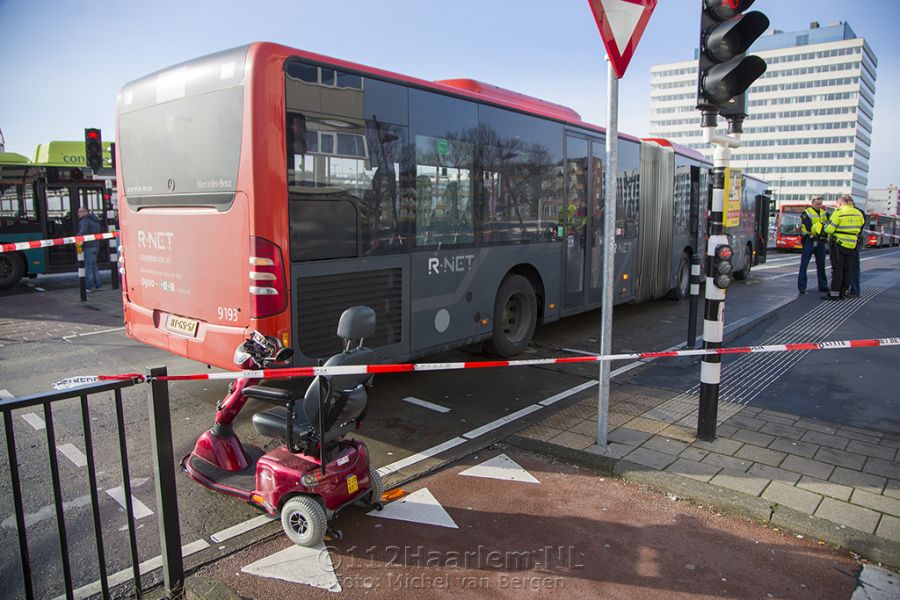 Vrouw op scootmobiel gewond na botsing met R-Net bus op de Azieweg
