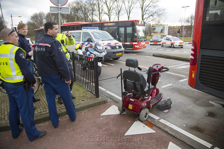 Vrouw op scootmobiel gewond na botsing met R-Net bus op de Azieweg