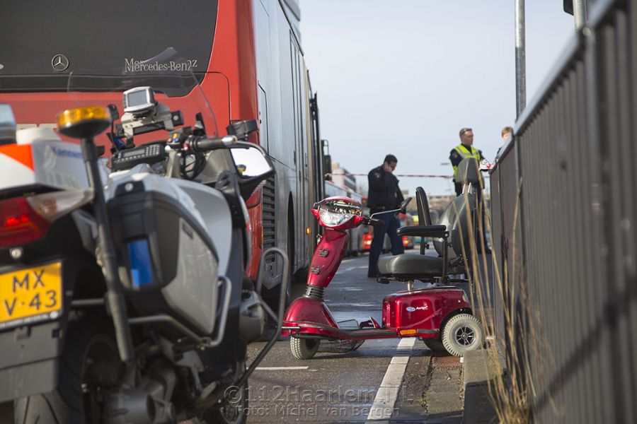 Vrouw op scootmobiel gewond na botsing met R-Net bus op de Azieweg