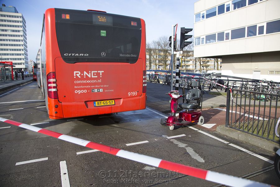 Vrouw op scootmobiel gewond na botsing met R-Net bus op de Azieweg