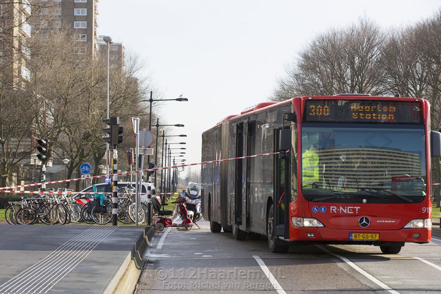Vrouw op scootmobiel gewond na botsing met R-Net bus op de Azieweg
