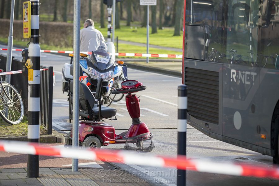 Vrouw op scootmobiel gewond na botsing met R-Net bus op de Azieweg