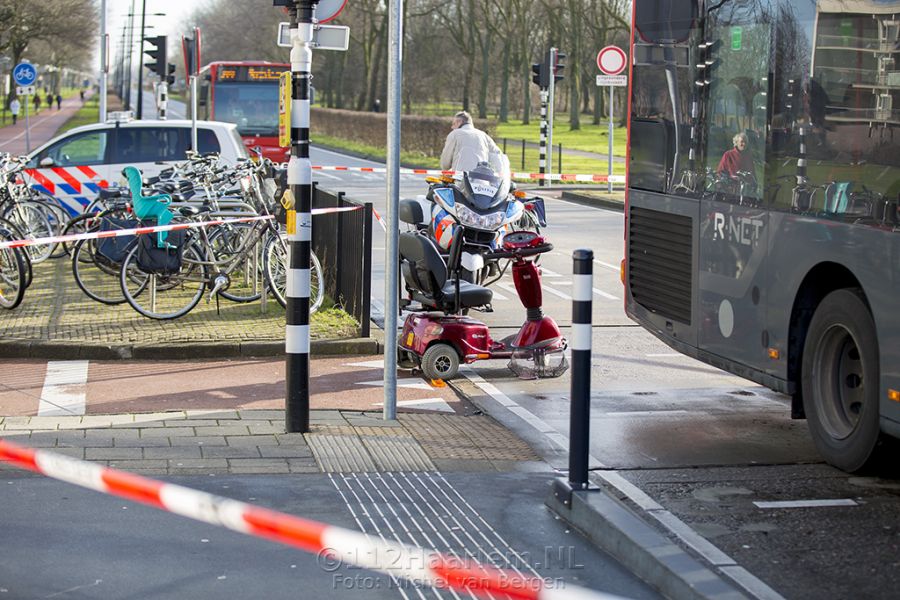 Vrouw op scootmobiel gewond na botsing met R-Net bus op de Azieweg