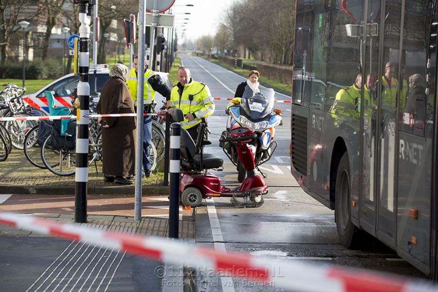Vrouw op scootmobiel gewond na botsing met R-Net bus op de Azieweg