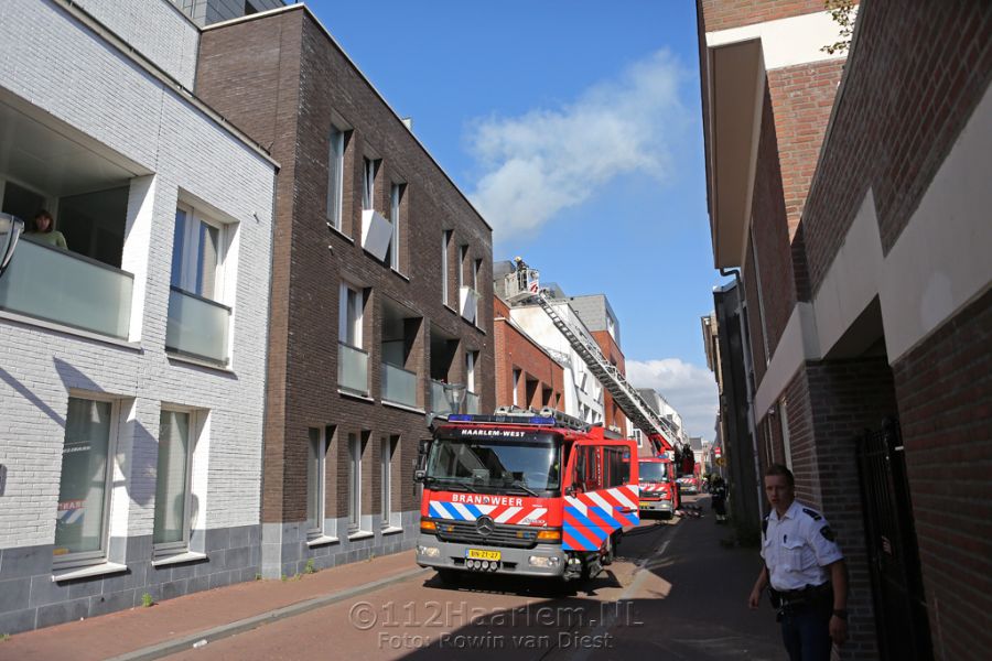 Brand bij woning aan de Zuiderstraat in centrum van Haarlem