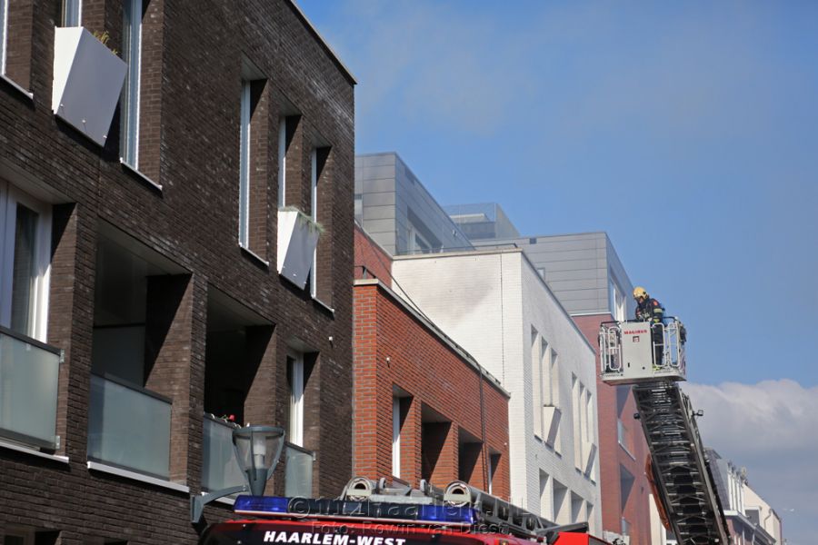 Brand bij woning aan de Zuiderstraat in centrum van Haarlem