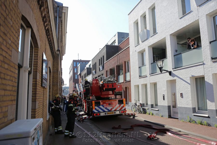 Brand bij woning aan de Zuiderstraat in centrum van Haarlem