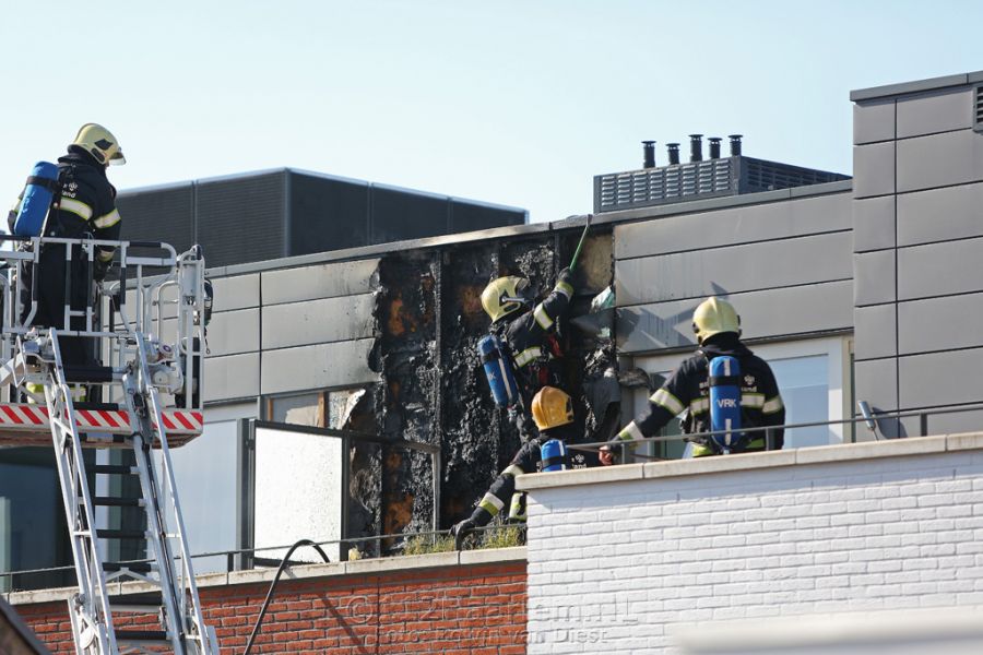 Brand bij woning aan de Zuiderstraat in centrum van Haarlem