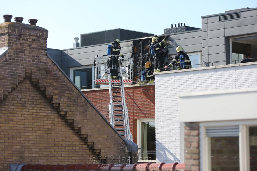 Brand bij woning aan de Zuiderstraat in centrum van Haarlem