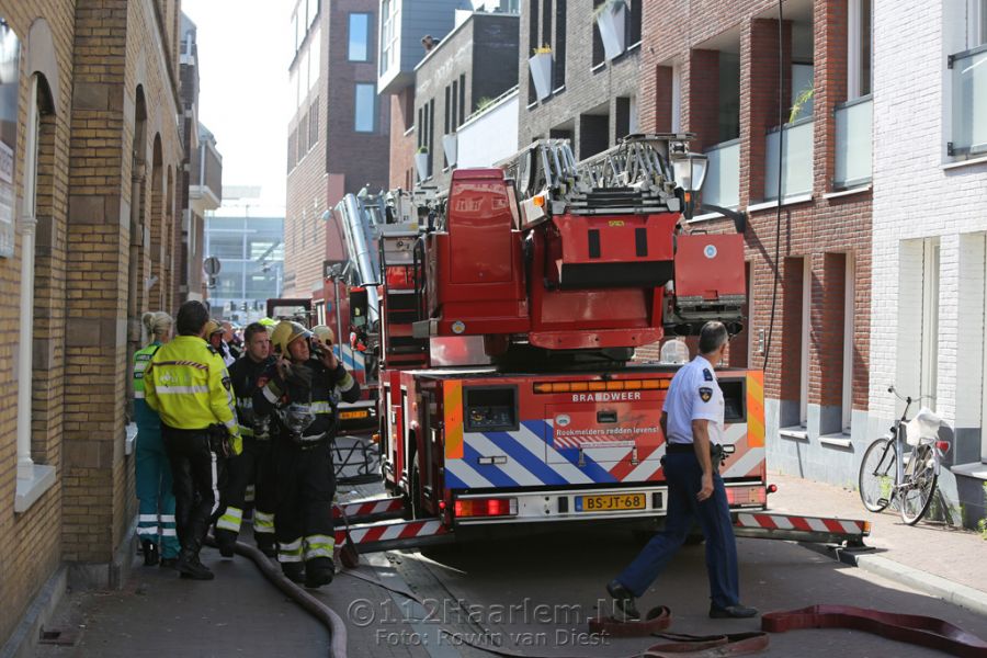 Brand bij woning aan de Zuiderstraat in centrum van Haarlem