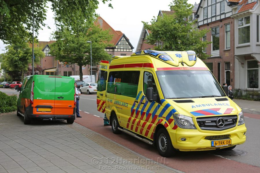 Fietser gewond bij botsing met busje op de Ostadestraat