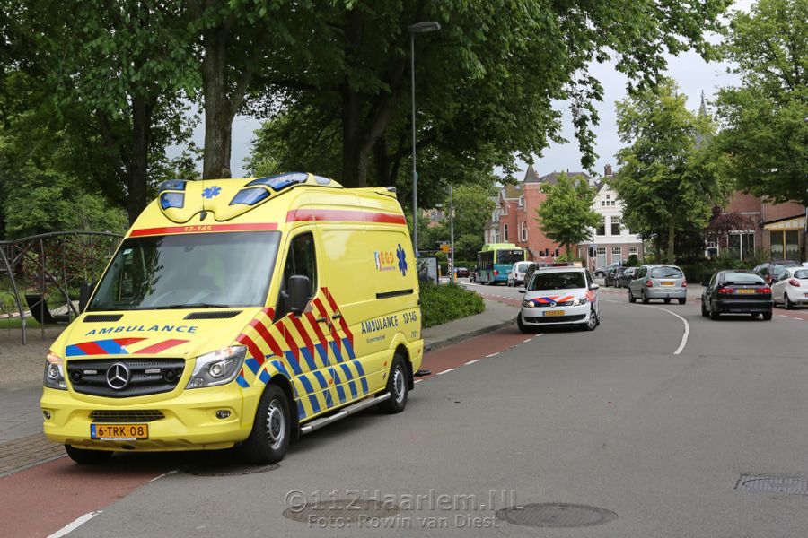 Fietser gewond bij botsing met busje op de Ostadestraat
