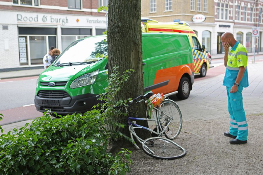 Fietser gewond bij botsing met busje op de Ostadestraat