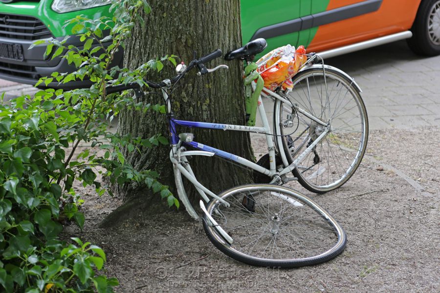Fietser gewond bij botsing met busje op de Ostadestraat