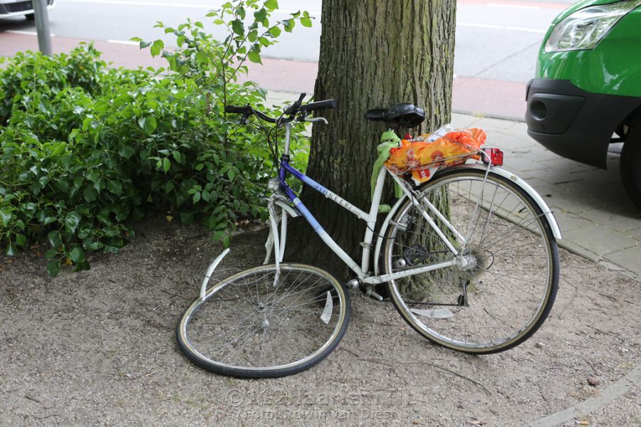 Fietser gewond bij botsing met busje op de Ostadestraat